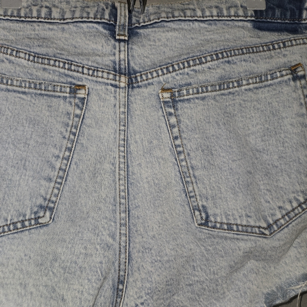 Abercrombie & Fitch The Mom Short High Rise Light Wash Shorts Size 33/16 - Picture 9 of 16